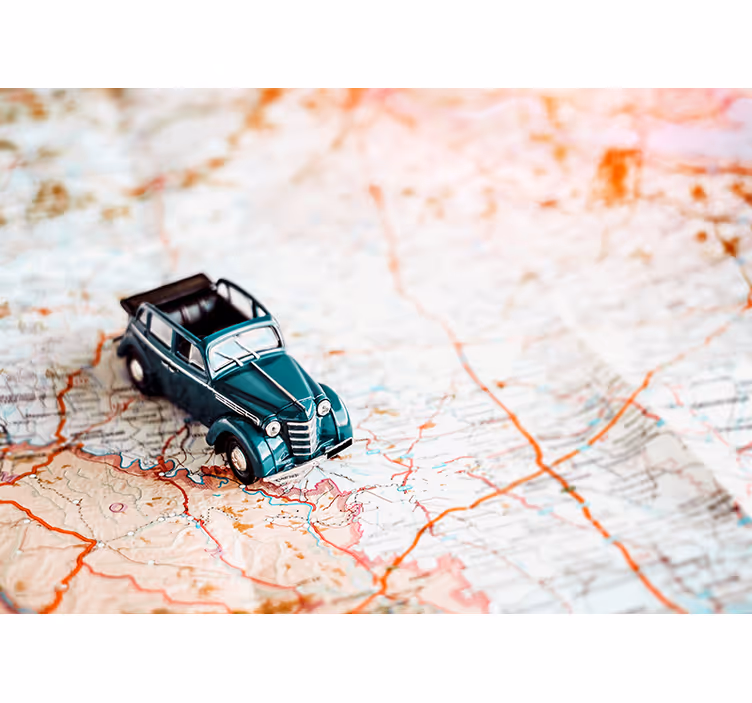 Svetovni zemljevid rolo zavesa starinski avto na zemljevidu - TenStickers