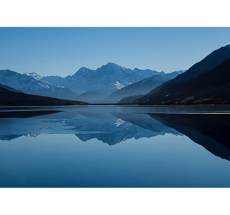 Serene mountain reflections fototapeta z gorami - TenStickers