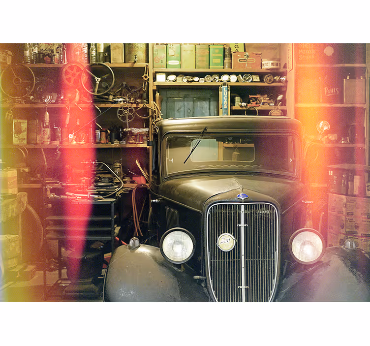 Vintage automobile showcase fototapeta z vozili - TenStickers