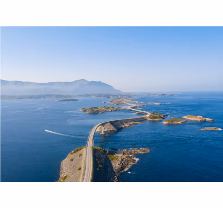 Coastal pathway view fototapeta z gorami - TenStickers
