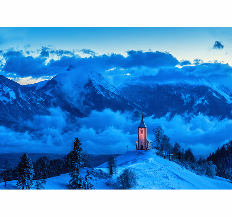 Snowy church fototapeta z gorami - TenStickers