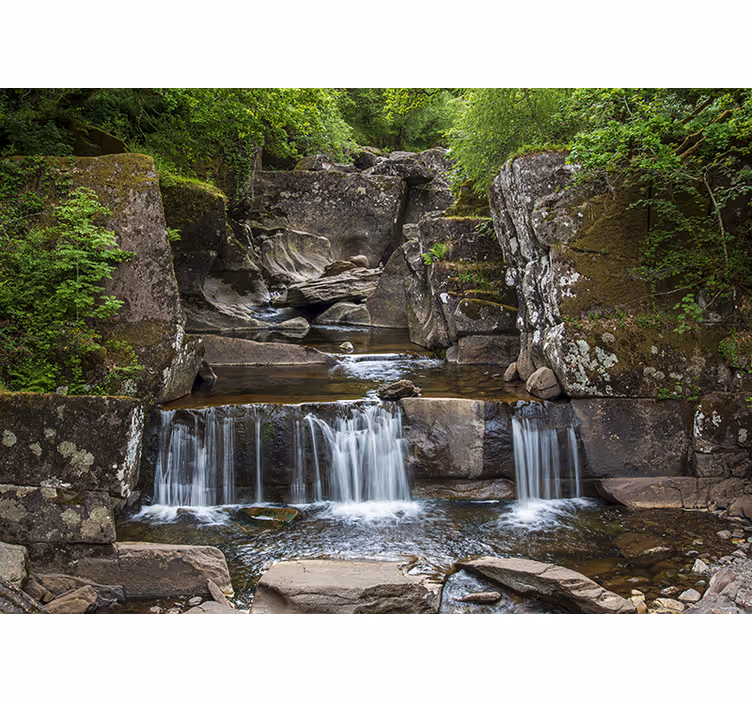 Serene nature waterfall fototapeta z gorami - TenStickers