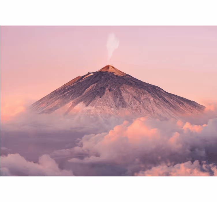 Smoky volcano peak fototapeta z gorami - TenStickers