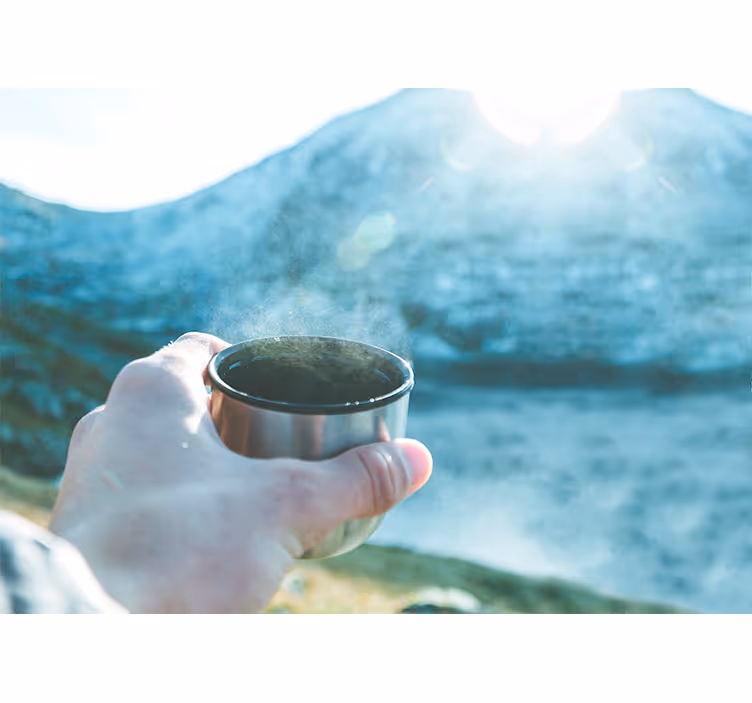 Hand holding beverage fototapeta z ljudmi - TenStickers