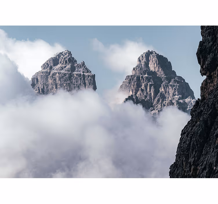 Majestic peaks above clouds fototapeta z gorami - TenStickers