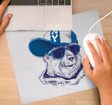 Cool bear character originalna podloga za miško - TenStickers