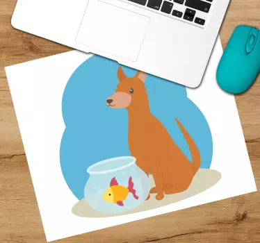 Playful dog watching fish originalna podloga za miško - TenStickers