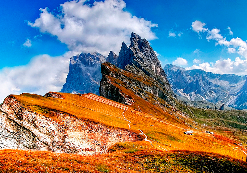 Mountainous scenic view moderno postavljanje mize - TenStickers