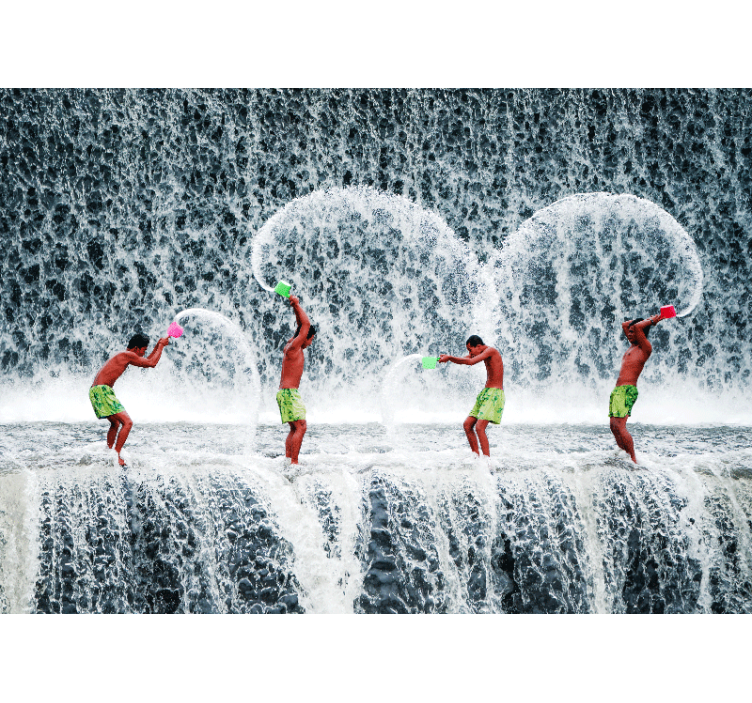 Playful water splash fototapeta z ljudmi - TenStickers