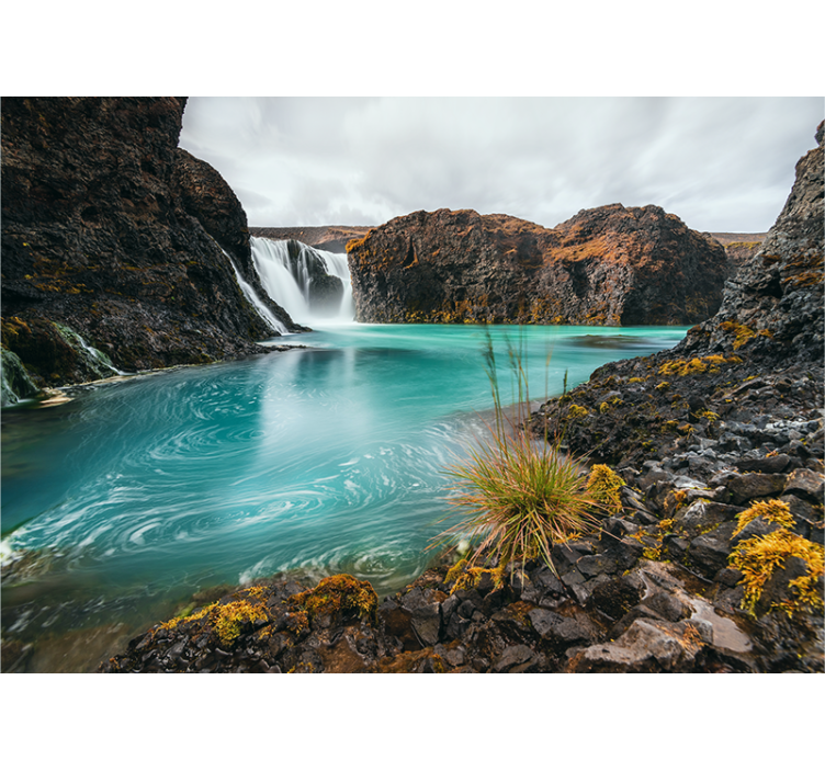 Serene waterfall oasis fototapeta z gorami - TenStickers
