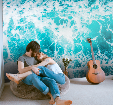 Couple embracing waves fototapete z morjem - TenStickers
