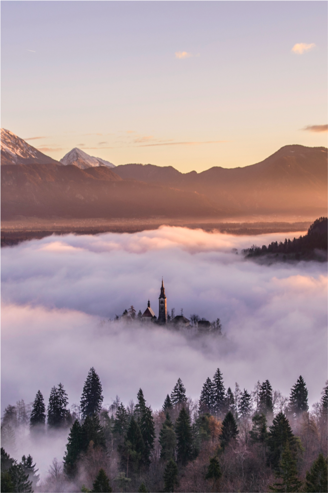 Enchanting mountain castle plakat krajine - TenStickers
