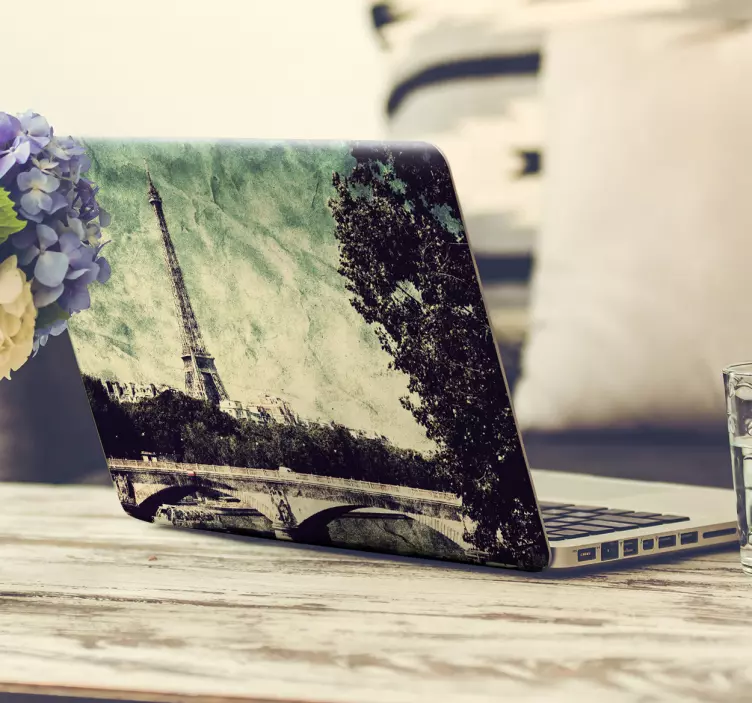 Pogled na eifflov stolp nalepka za prenosnik - TenStickers