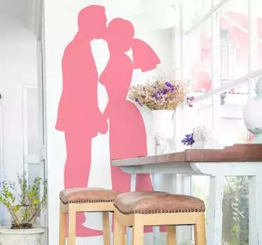 Mož in žena poljubita poročno nalepko - TenStickers