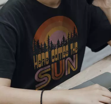 Gozdna grafika sončnega vzhoda majica - TenStickers