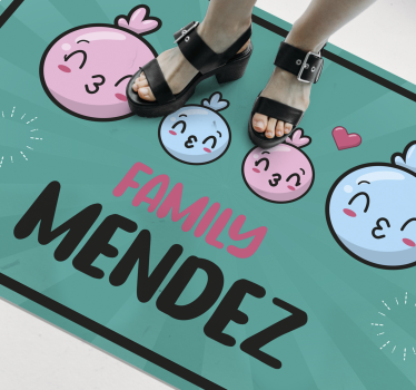 Vodna balončka z družinskim imenom na vinilni preprogi - TenStickers